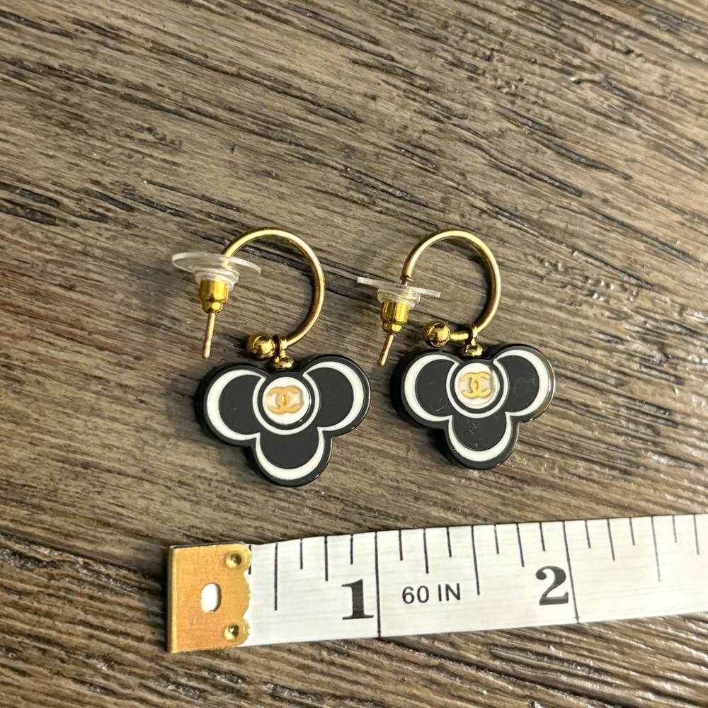 [CHANEL] Authentic Black & White w/ Gold Resin Clover CC Hoop Luxury Earrings - Picture 8 of 10